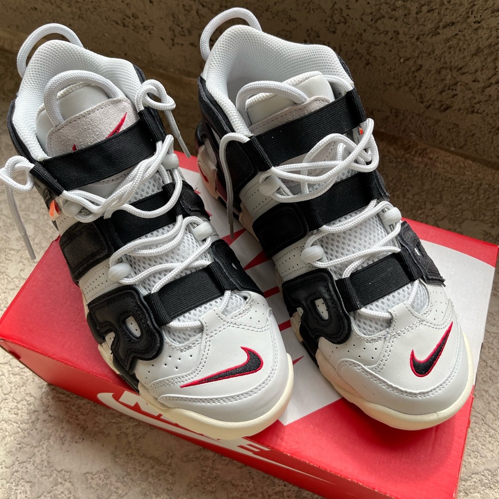 Nike Uptempo Hoops
